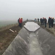 公司總經(jīng)理組織員工集體巡視檢查工地全線